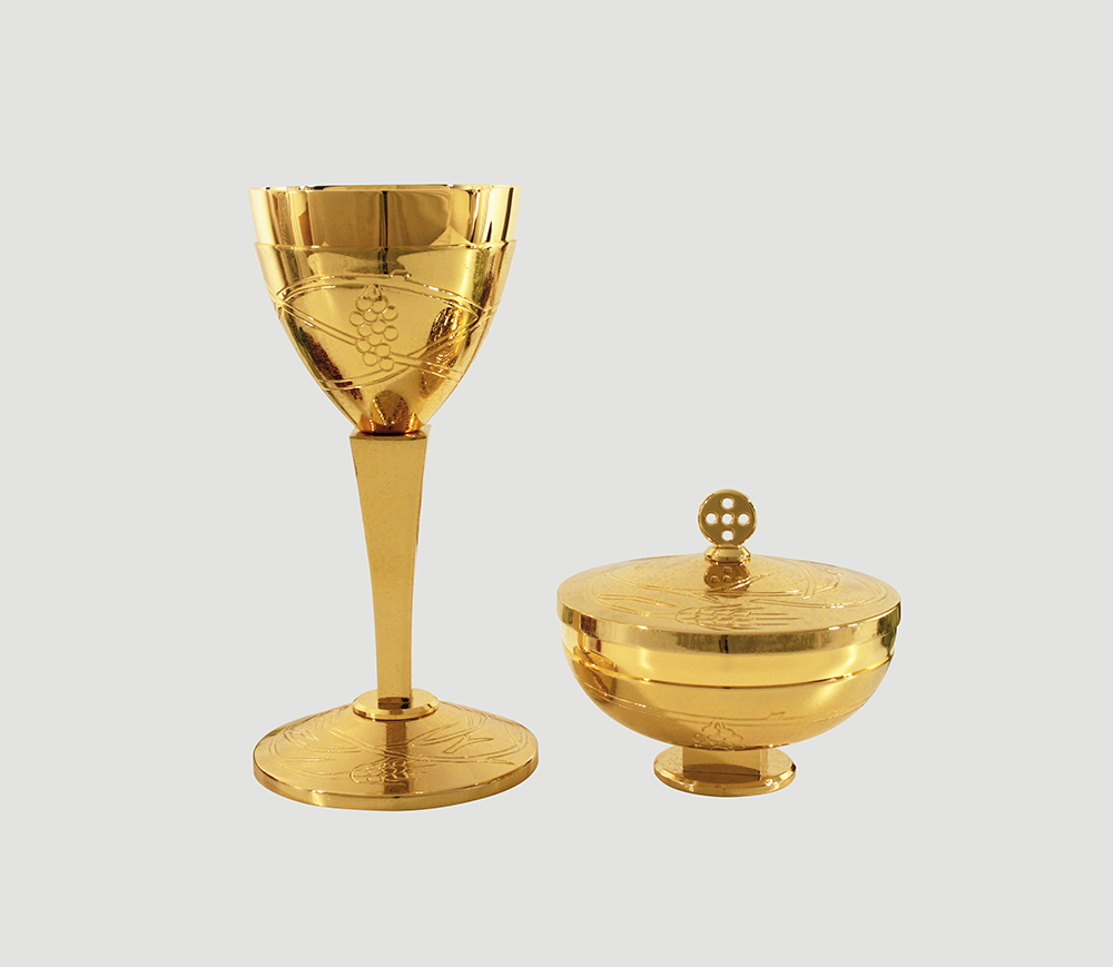 Calice e Pisside Bassa. In metallo lucido- cesellato e dorato. Er 1887- 1888
