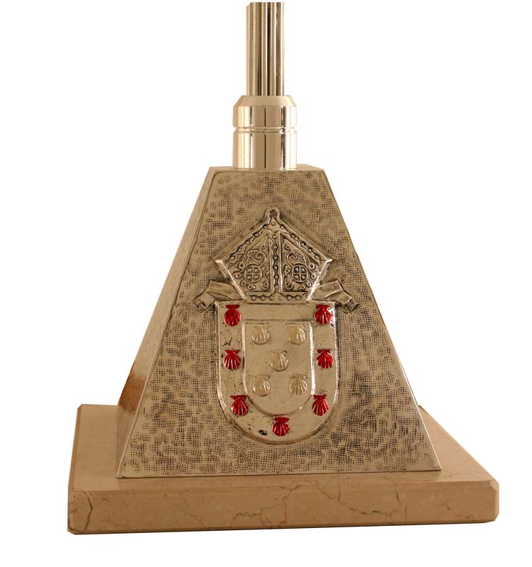 Base abbinata e cesellata
Con lo stemma vescovile
Realizzata per un vescovo del Camerun
