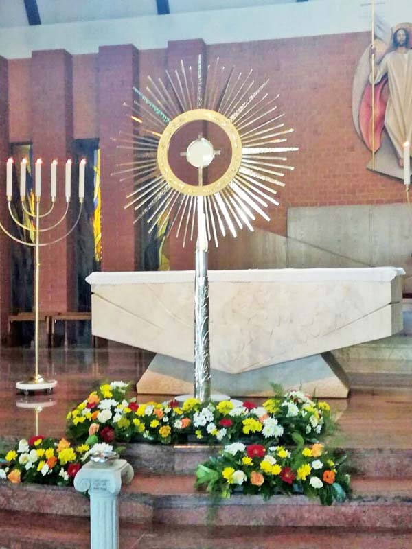 Ostensorio davanti all’altare per l’ Adorazione del Santissimo. Stroppari (Vi) Italy
