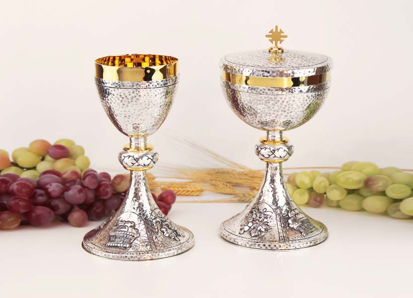 Chalice and Ciboria. Chiseled- Hammered and silver plating metal. Art. Er 1865- 1865 P