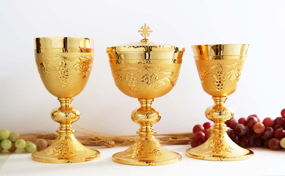 Chalice, Ciboria and Chalice. In metal with a polished/sandblasted effect. Art. Er 1900 Sp- 1901 Sp- 900 Sp