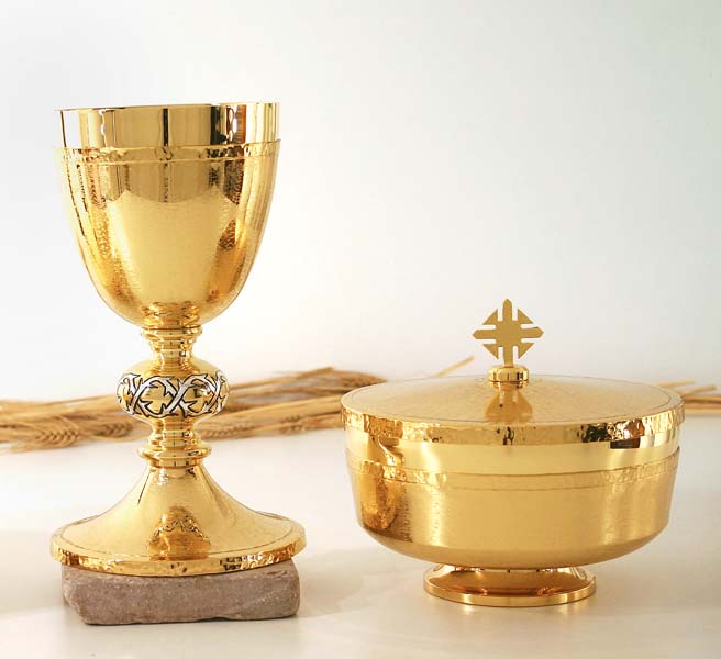 Chalice and Low Ciboria. Polished metal- chiseled- gold plating metal. Bicolor node with Thorns. Art. Er 838- 836