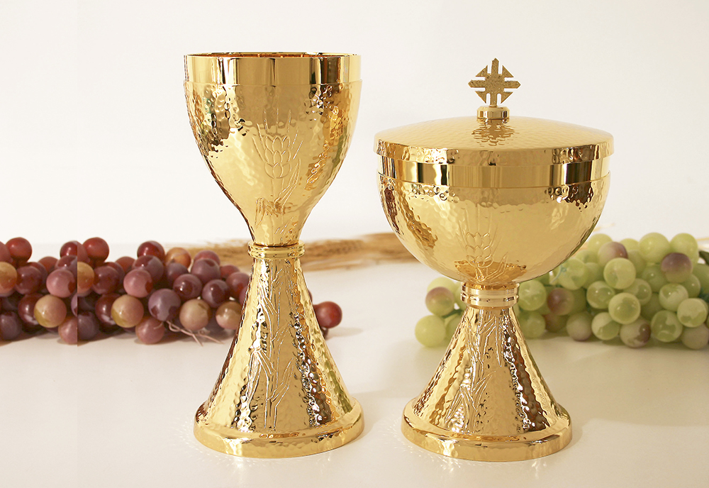 Chalice and Ciboria. Polished metal- Hammered and chiseled – gold plating metal. Art. Er 1868- 1868 P