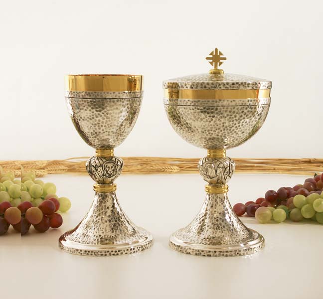 Chalice and Ciboria. Hammered and silver plating metal. Knot with evangelists. Art. Er 1873- 1873 P