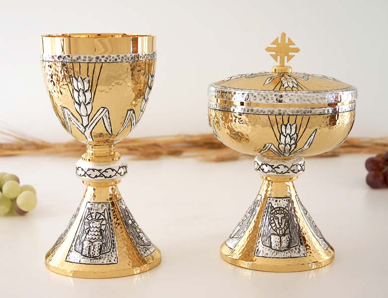 Chalice and Ciboria. Chiseled and Hammered metal- Bicolor. Art. Er 920 Sp Bic- 921 Sp Bic