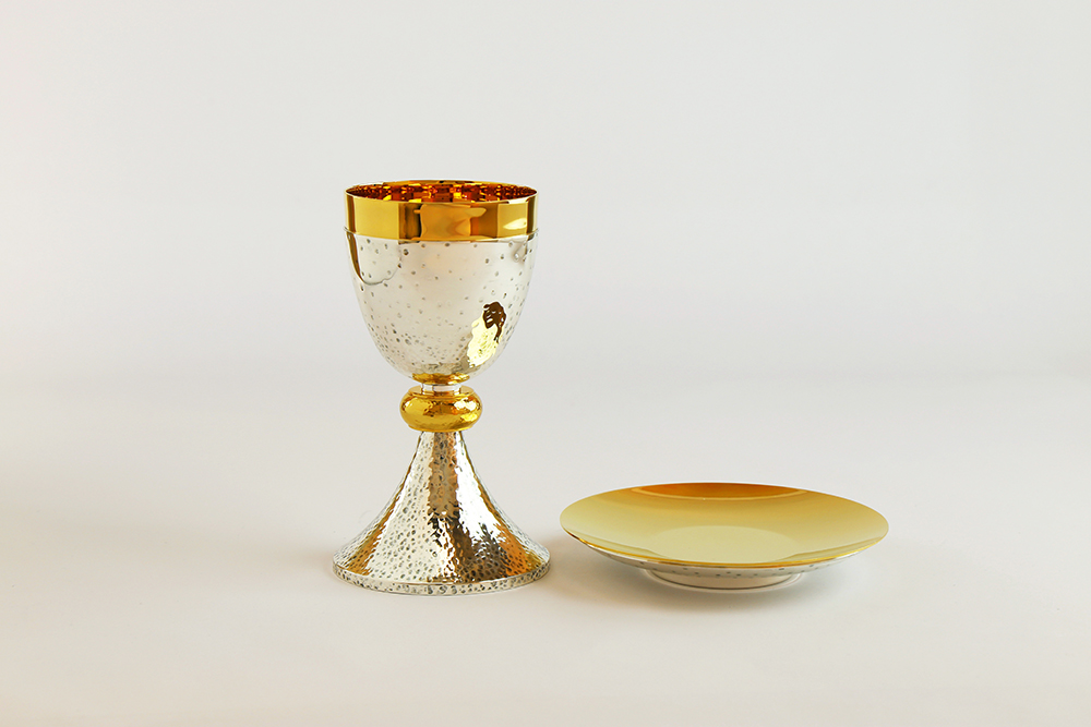 Chalice and paten. Polished, Hammered and silver plating metal. Art. Er 1922-622
