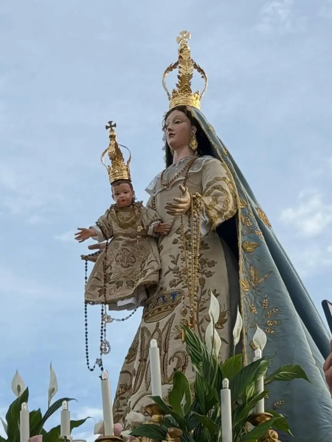 Restauro della corona della Madonna e realizzazione della coroncina del Bambino Gesù per la Parrocchia di San Lorenzo a Varigotti. 